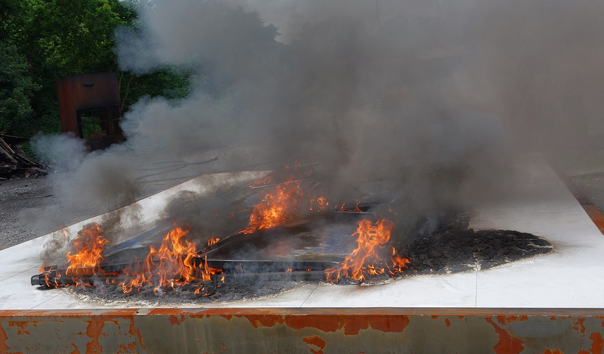 Solar cells increase the risk of fire spreading on flat roofs